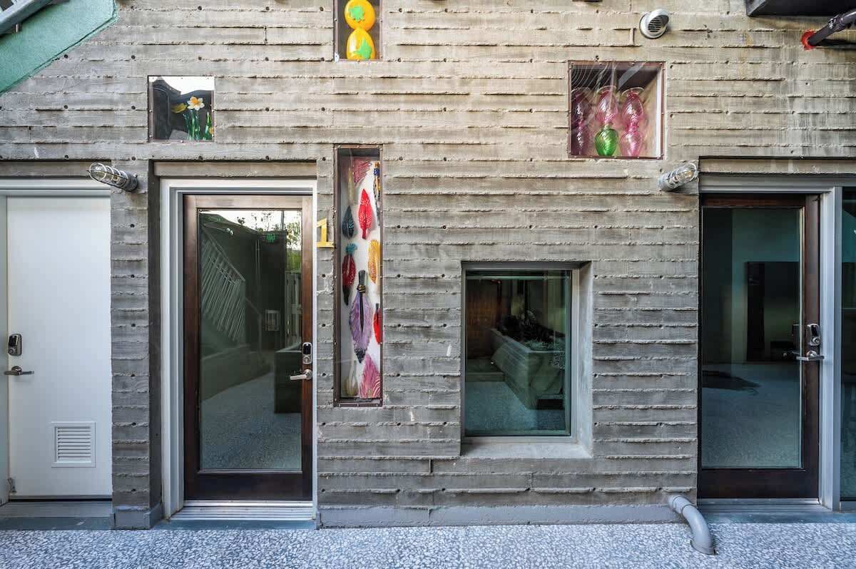 Un bâtiment doté d’une façade à motifs, de grandes portes vitrées et de petites fenêtres.