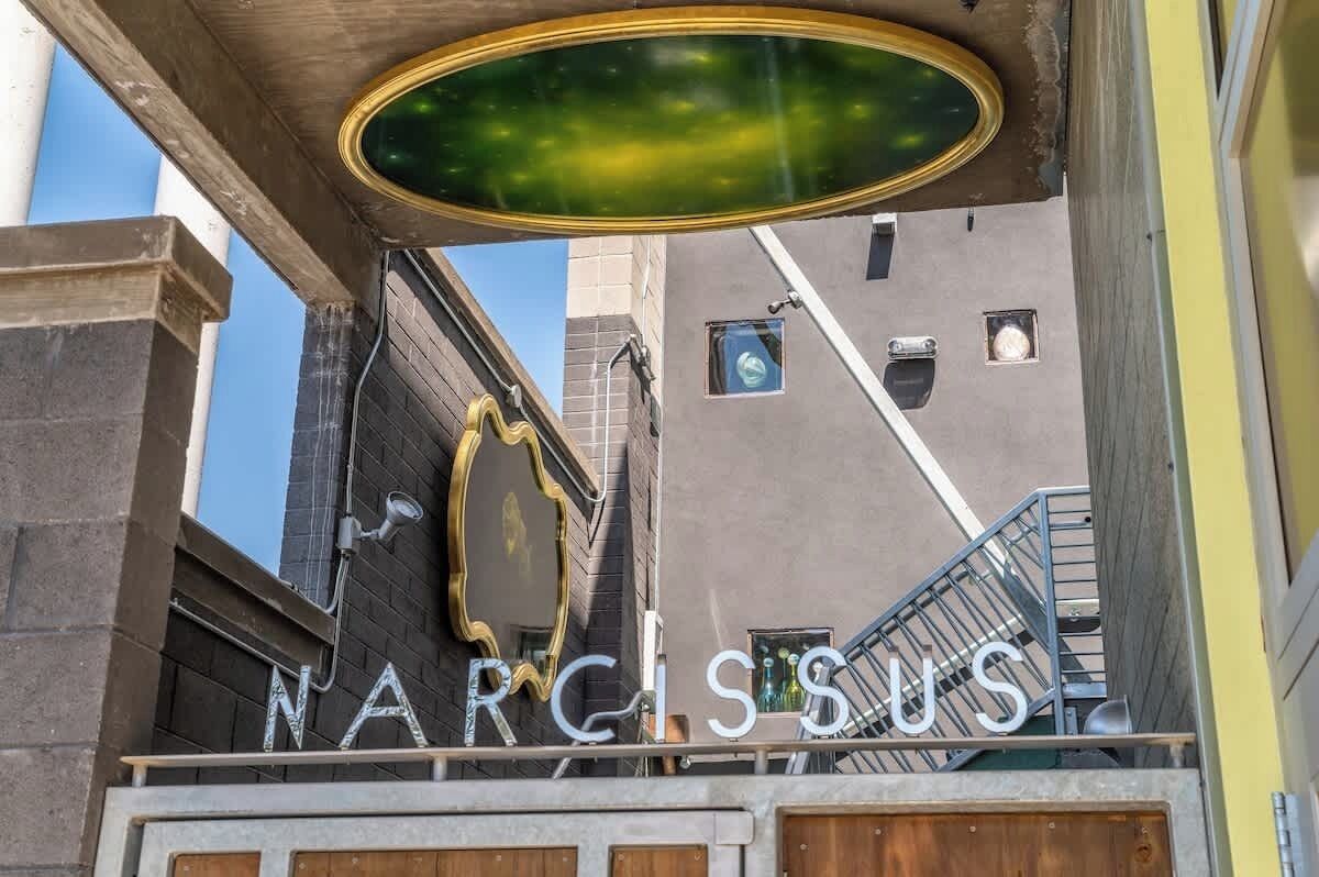 Fachada de prédio com o nome 'NARCISSUS' em destaque.