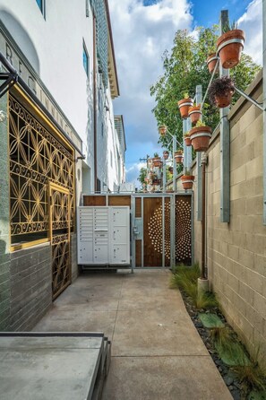 المنطقة المحيطة بالمنشأة