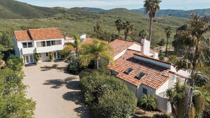 Villa (Multiple Bedrooms) | Interior - The Tennis Ranch by Avantstay Resort-style Estate Pool + Game Room + Tennis Court Near Wineries (Escondido)