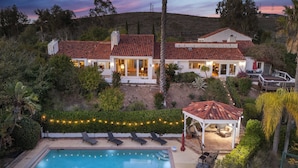 A large house with a swimming pool, outdoor seating, and a garden. - The Tennis Ranch by Avantstay Resort-style Estate Pool + Game Room + Tennis Court Near Wineries (Escondido)