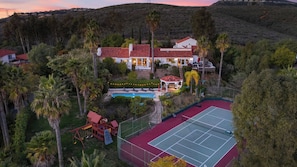 A residential property with a swimming pool, tennis court, and a gazebo. - The Tennis Ranch by Avantstay Resort-style Estate Pool + Game Room + Tennis Court Near Wineries (Escondido)