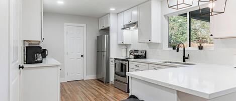 電子レンジ、オーブン、コンロ、食器洗い機