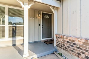 Exterior detail - Spacious Family Getaway with Modern Comforts. (Houston)