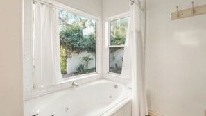 Interior - Private Pool, Hot Tub & Fire Pit Near Encinitas The Ranch by Avantstay (Escondido)