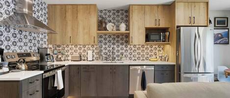 Geladeira, micro-ondas, fogão, cooktop