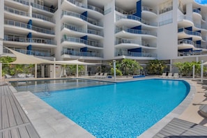 Pool - Amazing Water View Apartment - Pool, Gym, Parking. (Urangan)