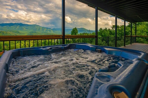 Outdoor spa tub