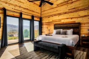 5 habitaciones, escritorio y tabla de planchar con plancha