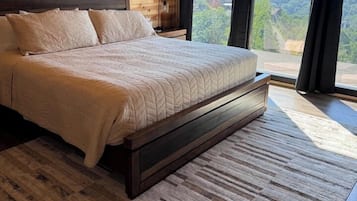 6 habitaciones, escritorio y tabla de planchar con plancha