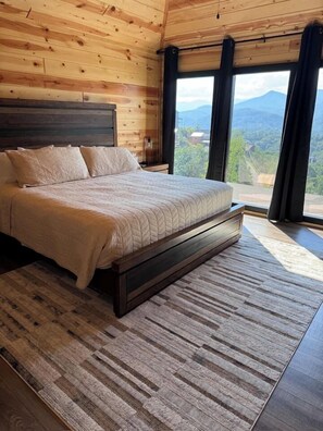 6 bedrooms, desk, iron/ironing board, travel cot