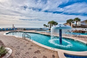 Innendørsbasseng og et oppvarmet basseng