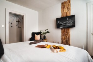 6 室のベッドルーム、デスク、アイロン / アイロン台、旅行用ベビーベッド