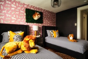6 bedrooms, desk, iron/ironing board, travel cot