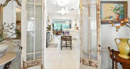 🌵 Historic Old Town Group Stay w/ Hot Tub | Betty Jo & Buffalo Gals 🏡