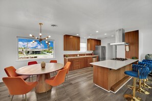 Kylskåp, mikrovågsugn, ugn och spishäll