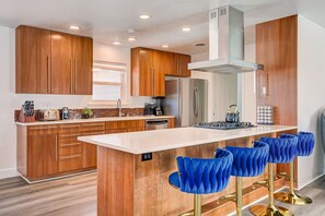 Kylskåp, mikrovågsugn, ugn och spishäll