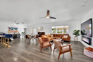 Smart-tv, eldstad, tv-spel och ett bordtennisbord