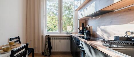 Een koelkast, een oven, een kookplaat, een vaatwasser