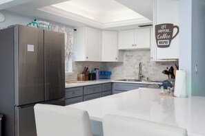 Fridge, microwave, stovetop, dishwasher