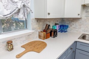 Réfrigérateur, four à micro-ondes, surface de cuisson, lave-vaisselle