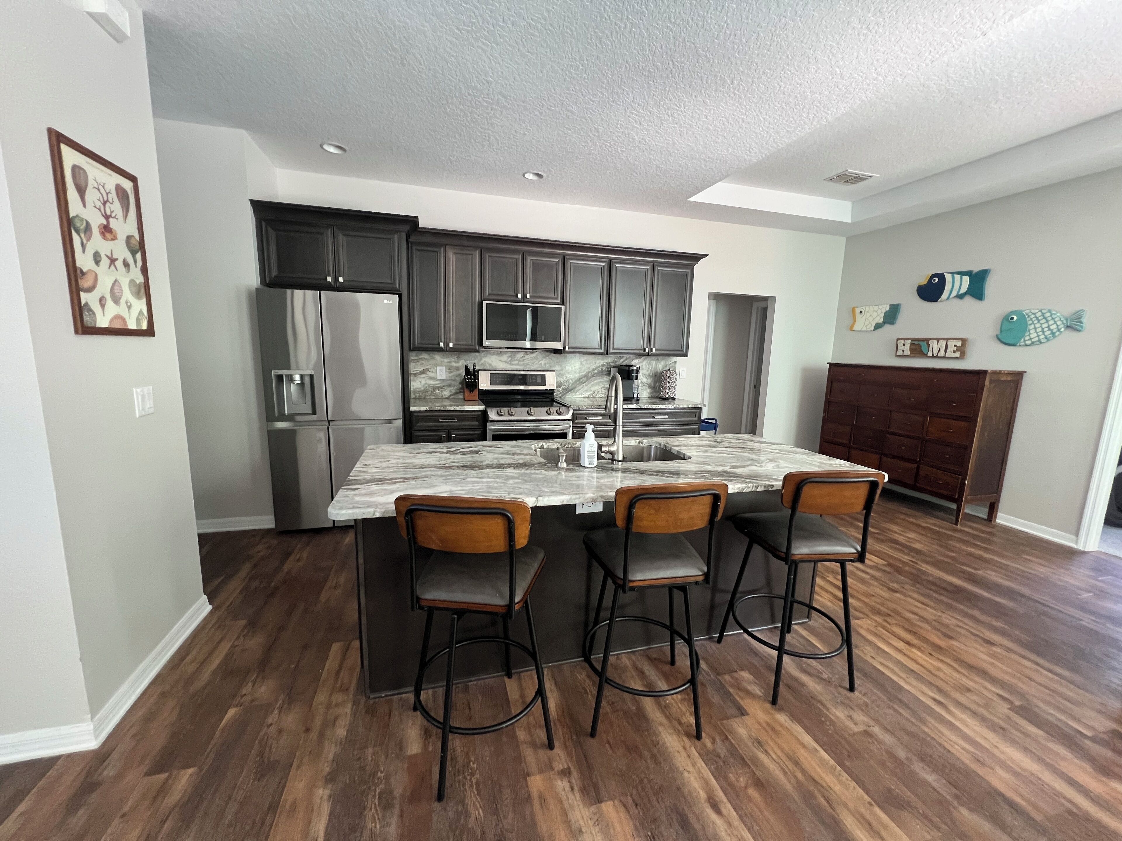 Frigorífico, microondas, horno y placa de cocina