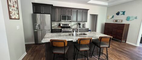 Kjøleskap, mikrobølgeovn, ovn og kokeplater