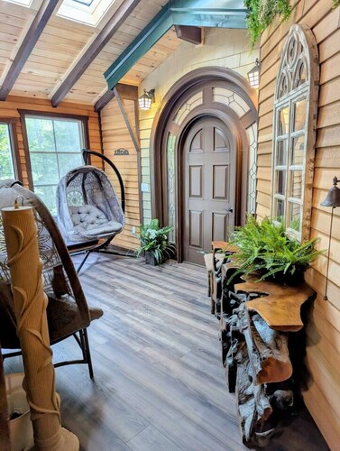 Bar Harbor Cabin with Treehouse Suite & Hot Tub