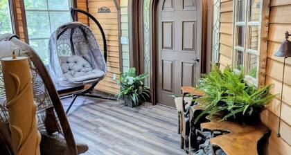Bar Harbor Cabin with Treehouse Suite & Hot Tub