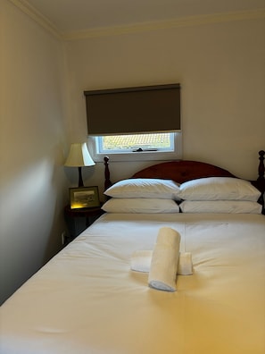 2 bedrooms, internet, bed sheets