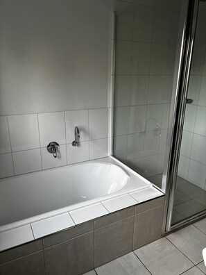 Een haardroger, handdoeken, zeep, toiletpapier