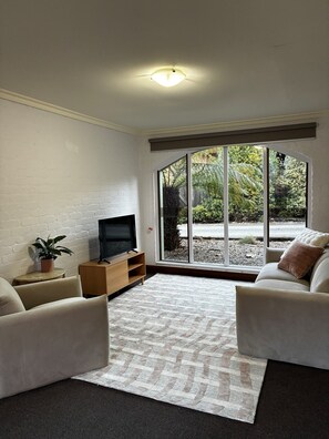 Living area - Sovereign Stays: Heritage Comfort at Ballarat’s Heartbeat (Golden Point)