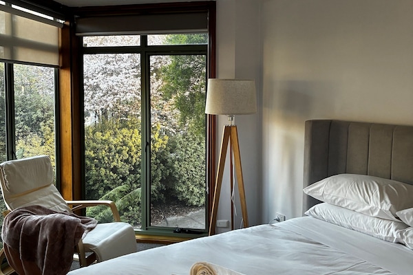 2 bedrooms, internet, bed sheets