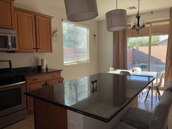 Microondas, horno, placa de cocina