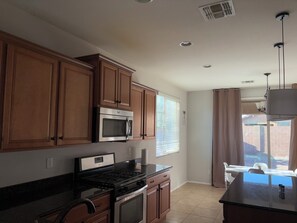 Microondas, horno, placa de cocina