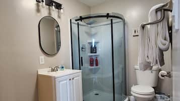 Douche, sĂšche-cheveux, serviettes fournies, papier toilette