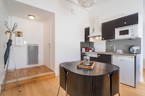 Fridge, microwave, stovetop, dishwasher - CHARMING AND BRIGHT FLAT IN THE TOWN CENTRE WITH TERRACE (Bordeaux)
