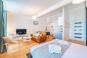 1 bedroom, iron/ironing board, WiFi, bed sheets - CHARMING AND BRIGHT FLAT IN THE TOWN CENTRE WITH TERRACE (Bordeaux)