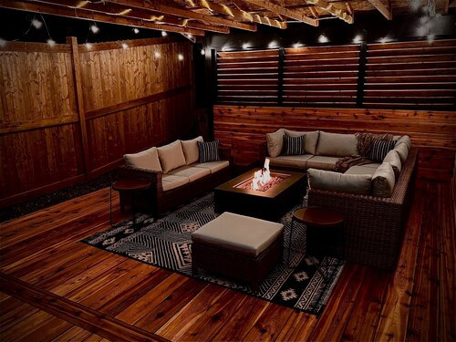 The Hidden Gem - Large Patio, Fire Pit & Outdoor Seating + King & Queen Beds