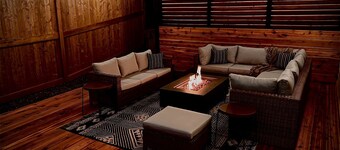 The Hidden Gem - Large Patio, Fire Pit & Outdoor Seating + King & Queen Beds