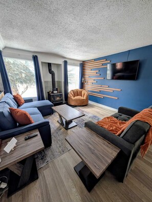 Smart TV - The Hidden Gem - Large Patio, Fire Pit & Outdoor Seating + King & Queen Beds (Hinton)