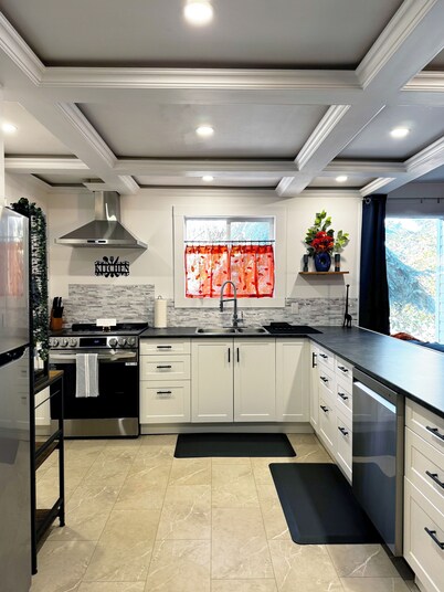 The Hidden Gem - Large Patio, Fire Pit & Outdoor Seating + King & Queen Beds