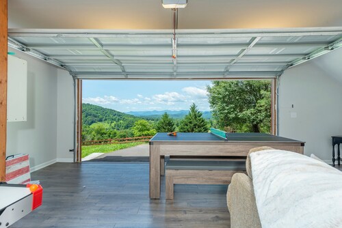 Marshall Skyline Retreat: Blue Ridge Mountain Home | Hot Tub | Game Room