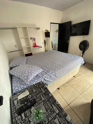 A bedroom with a bed, a wardrobe, a mirror, a TV, and a fan. - Furnished apartment in Coroado in Manaus. With bed, stove, bathroom, Wi-fi… (Manaus)
