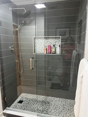 Een douche, een bubbelbad, een haardroger, een bidet