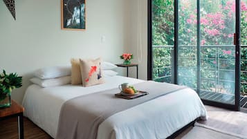 1 dormitorio, caja fuerte, escritorio y tabla de planchar con plancha