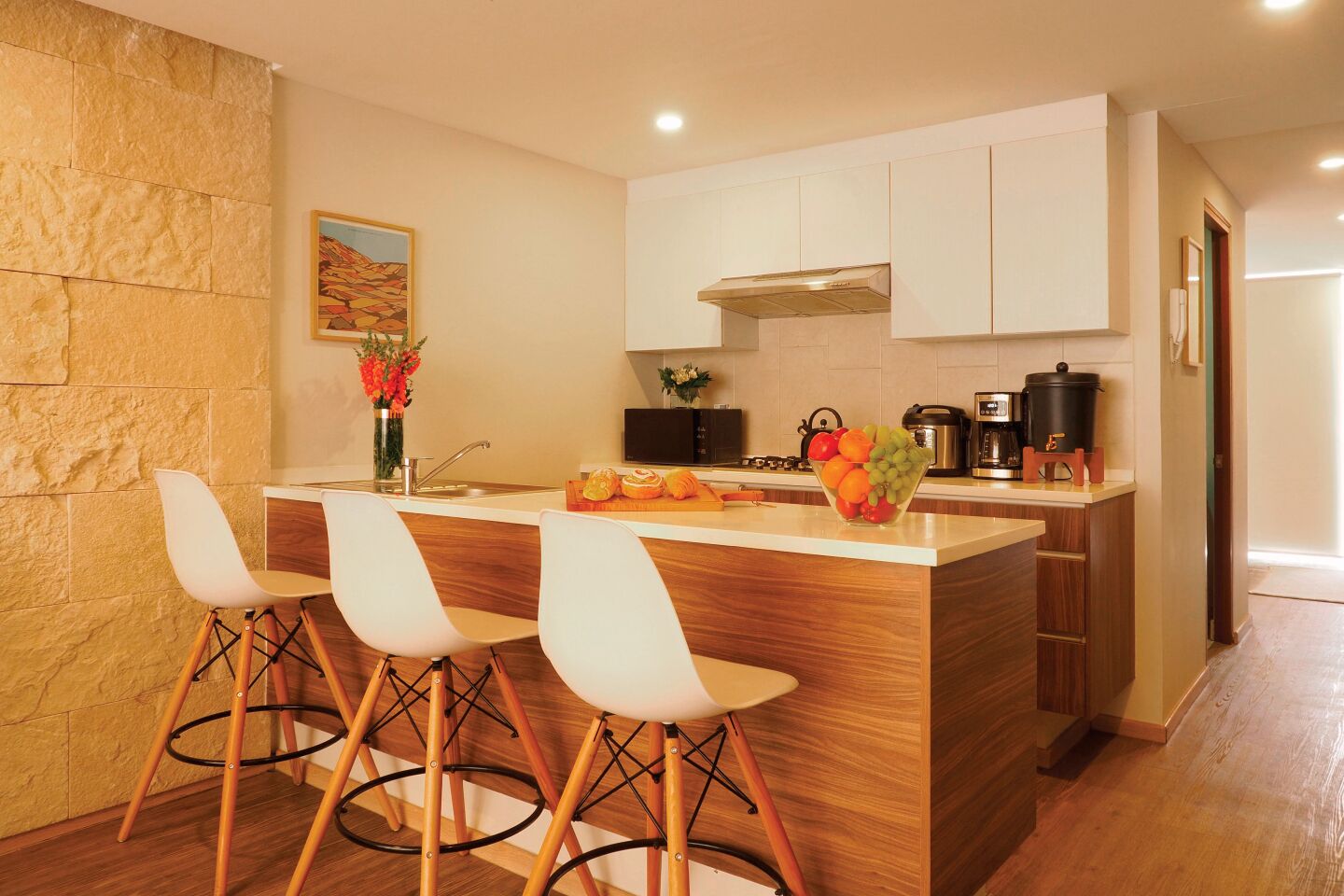 Frigorífico, microondas, placa de cocina y cafetera o tetera