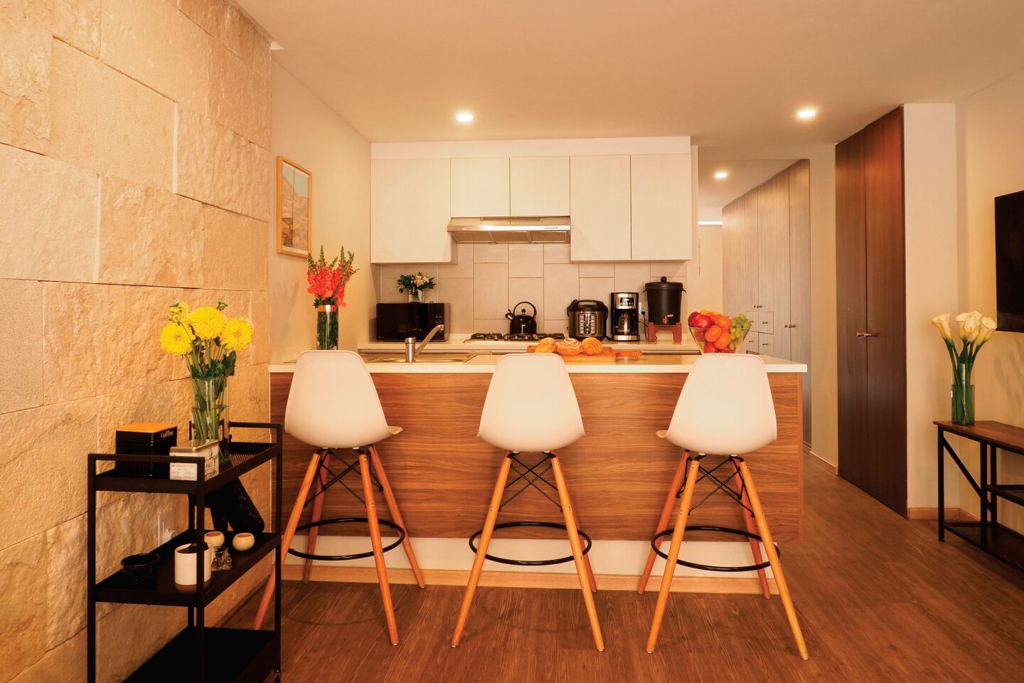 Frigorífico, microondas, placa de cocina y cafetera o tetera