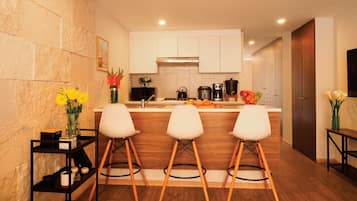 Frigorífico, microondas, placa de cocina y cafetera o tetera