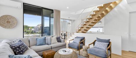 Televisie, een open haard en boeken